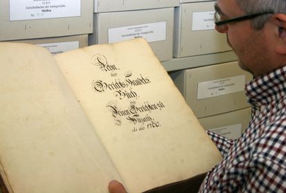 Foto eines Gerichtsbuches Foto eines Gerichtsbuches