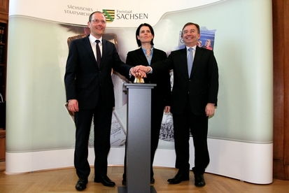 Staatsminister Markus Ulbig, Direktorin Dr. Andrea Wettmann und Staatssekretär Dr. Wilfried Bernhardt drücken symbolisch den Startknopf für das elektronische Staatsarchiv Staatsminister Markus Ulbig, Direktorin Dr. Andrea Wettmann und Staatssekretär Dr. Wilfried Bernhardt drücken symbolisch den Startknopf für das elektronische Staatsarchiv